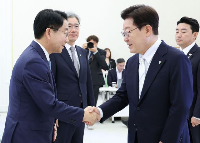 이재명 대통령이 8일 청와대에서 열린 4부 요인 회동에서 조정식 국회의장과 인사하고 있다. [사진제공=뉴시스]