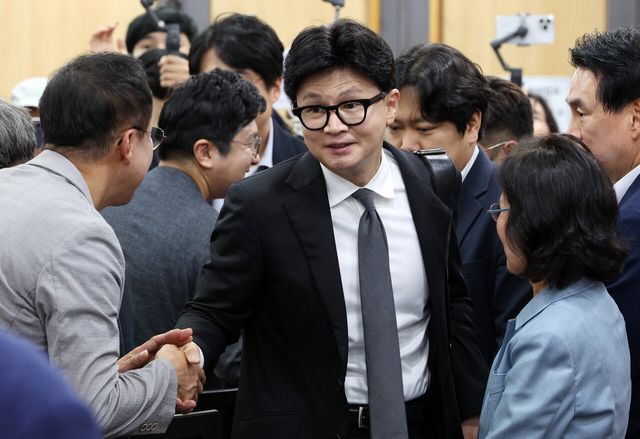 한동훈 무소속 의원이 29일 서울 여의도 국회 의원회관에서 열린 ‘보완수사 금지, 기어이 범죄자의 편에 설 것인가’ 긴급 토론회에서 참석자들과 인사를 하고 있는 모습. [사진제공=뉴시스]
