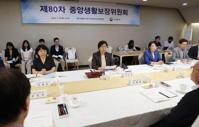 보건복지부 정은경 장관이 지난 28일 서울 종로구 정부서울청사에서 진행된 제80차 중앙생활보장위원회를 주재하고 있다. [사진제공=뉴시스]<br>