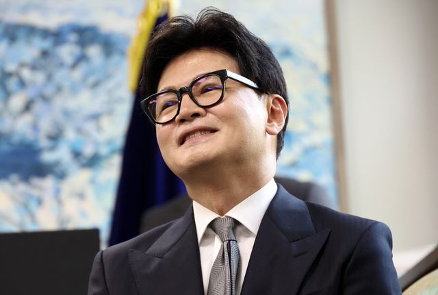 한동훈 무소속 의원이 지난 11일 서울 여의도 대한민국헌정회로 정대철 대한민국헌정회장을 비롯한 회원들을 예방해 회원들의 발언을 경청하고 있다. [사진제공=뉴시스]<br>