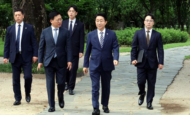 조정식(오른쪽 두번째) 국회의장이 28일 오전 서울 여의도 국회 사랑재에서 기자간담회에 참석하고 있다. [사진제공=뉴시스]