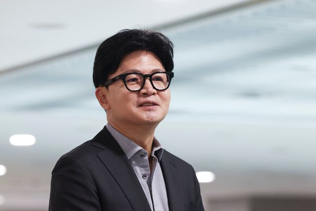 한동훈 무소속 의원이 지난 7일 오후 서울 여의도 의원회관에서 국민의힘 유의동 의원실 주최로 열린 KTX 경기남부역사 신설 토론회를 마치고 취재진 질의에 답하고 있는 모습. [사진제공=뉴시스]<br>