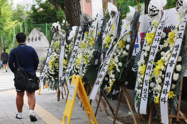 배재고 야구부를 비판하는 내용의 근조 화환이 지난 2일 서울 강동구 배재고등학교 앞에 설치돼 있는 모습. [사진제공=뉴시스]