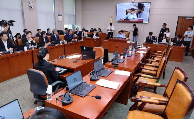 지난 29일 서울 여의도 국회에서 진행된 법제사법위원회 제5차 전체회의가 열린 가운데, 형사소송법 개정안 처리에 항의하며 퇴장한 국민의힘 의원들 자리가 보이고 있다. [사진제공=뉴시스]