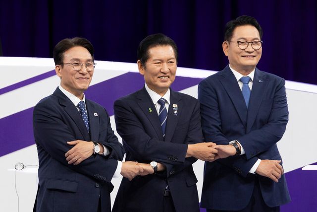 김민석(왼쪽부터), 정청래, 송영길 더불어민주당 당대표 후보가 29일 서울 마포구 MBC에서 열린 당대표 후보자 방송토론회에서 기념촬영을 하고 있다. [사진제공=뉴시스]