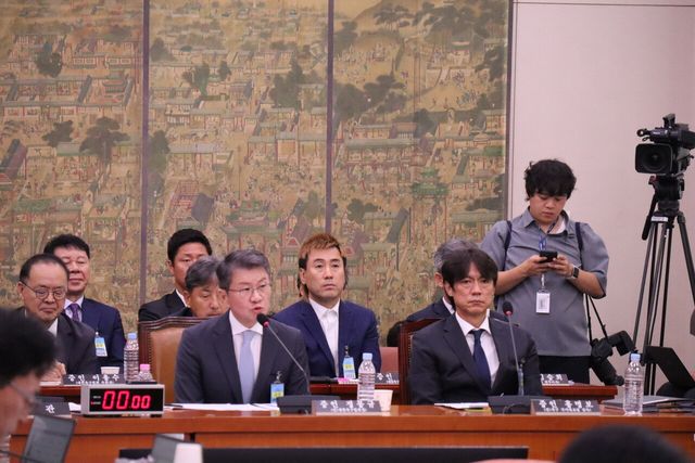 정몽규 전 한국축구협회장과 홍명보 전 축구 국가대표팀 감독이 30일 서울 여의도 국회에서 열린 문화체육관광위원회의 대한축구협회 현안 관련 청문회에 출석해 질의에 답하고 있다. ⓒ투데이신문