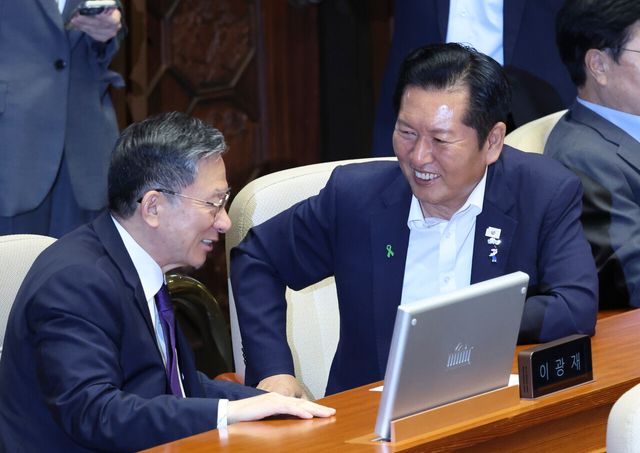 김민석(오른쪽) 더불어민주당 당대표 후보와 송영길 후보가 31일 서울 여의도 국회에서 열린 제437회국회(임시회) 3차 본회의에서 대화를 나누고 있다. [사진제공=뉴시스]