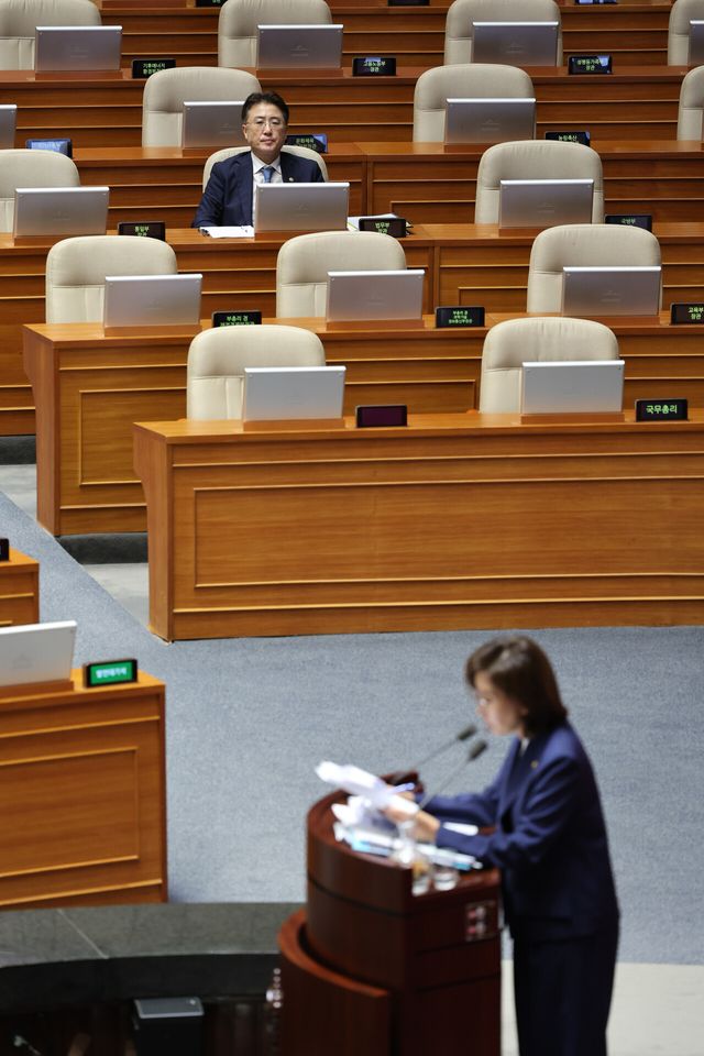 이진수 법무부 차관이 31일 여의도 국회 본회의장에서 의원들의 제437회 국회(임시회) 제3차 본회의에서 형사소송법 개정안에 대한 무제한 토론(필리버스터)을 듣고 있다. [사진제공=뉴시스]