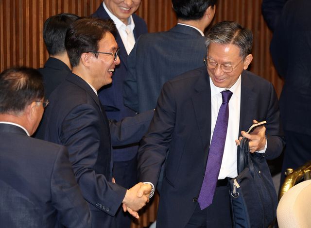 정성호 법무부 장관과 김민석 더불어민주당 당대표 후보가 31일 서울 여의도 국회에서 열린 제437회 국회(임시회) 제3차 본회의에서 악수하고 있다. [사진제공=뉴시스]