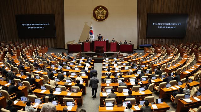 조정식 국회의장이 31일 서울 여의도 국회에서 열린 제437회 국회(임시회) 제3차 본회의에서 형사소송법 일부개정법률안(대안)에 대한 무제한토론 종결동의의 건과 관련해 의사봉을 두드리고 있다. [사진제공=뉴시스]