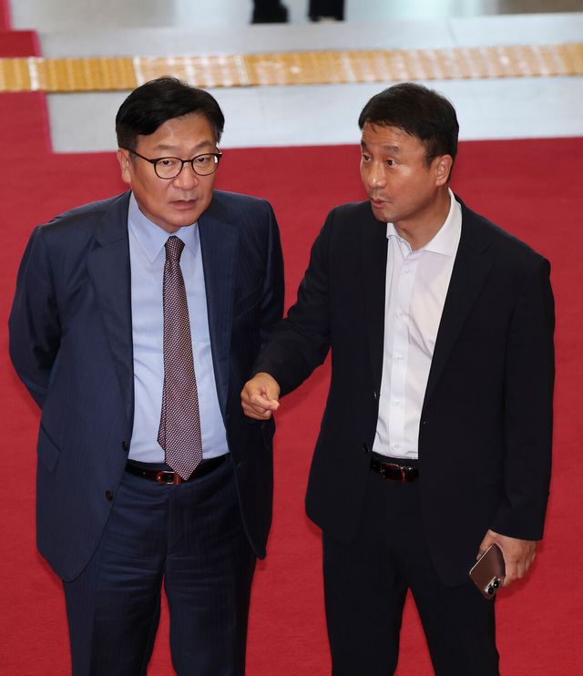 한병도 더불어민주당 당대표 직무대행 겸 원내대표와 정점식 국민의힘 원내대표가 31일 서울 여의도 국회 로텐더홀에서 대화를 나누고 있다. [사진제공=뉴시스]