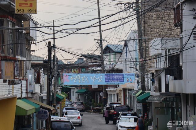 용주골과 강 하나를 사이에 두고 붙어 있는 연풍리 거리의 모습. ⓒ투데이신문