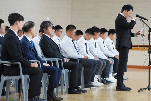 서울 배재고등학교 이효준 교장과 야구부 학생 등이 6일 전남광주통합특별시 북구 광주제일고등학교를 방문해 ‘5·18 민주화운동 조롱’ 사태에 대해 사과하고 있다. [사진제공=뉴시스]