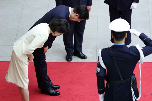 북대서양조약기구(NATO) 정상회의 참석 및 몽골을 국빈 방문하는 이재명 대통령과 김혜경 여사가 7일 경기 성남 서울공항에서 출국하며 인사하고 있다. [사진제공=뉴시스]
