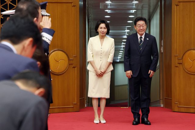 북대서양조약기구(NATO) 정상회의 참석 및 몽골을 국빈 방문하는 이재명 대통령과 김혜경 여사가 7일 경기 성남 서울공항에서 출국하며 인사하고 있다. [사진제공=뉴시스]