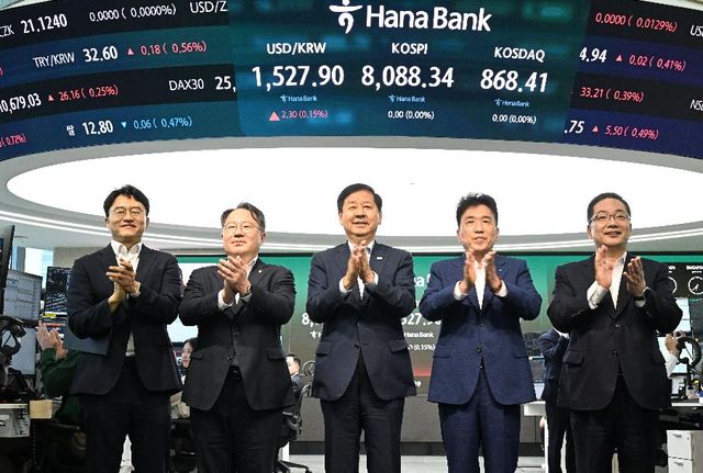 구윤철 부총리 겸 재정경제부 장관이 7월 6일 24시간 외환시장 개장 계기 일환으로 서울 중구 하나은행 본점 딜링룸을 방문, 참석자들과 기념사진을 찍고 있다. [사진=재정경제부]