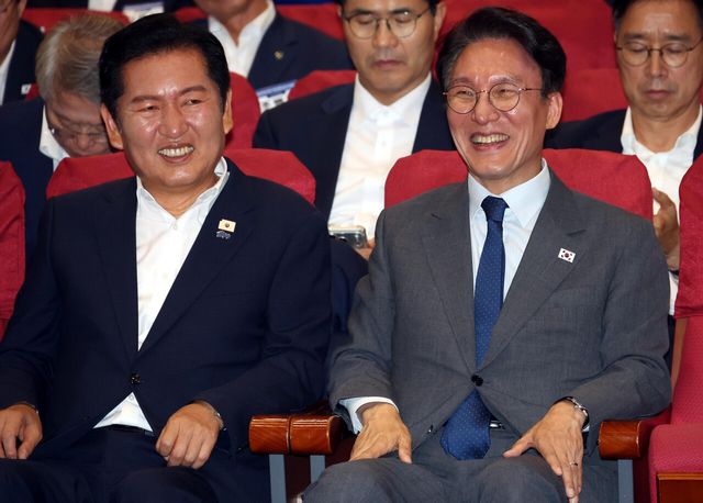 김민석 국무총리와 정청래 더불어민주당 대표가 6월 21일 오후 서울 여의도 국회 의원회관 대회의실에서 열린 2026 6.3지방선거 단체장 당선자 워크숍에서 웃음을 터뜨리고 있다. [사진제공=뉴시스]