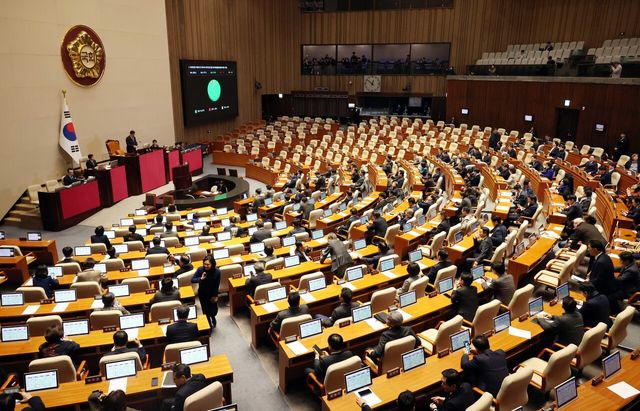 지난해 12월 24일 서울 여의도 국회에서 진행된 제430회국회(임시회) 제2차 본회의에서 정보통신망 이용촉진 및 정보보호 등에 관한 법률 일부개정법률안(대안)에 대한 수정안이 재적 298인, 재석 177인, 찬성 170인, 반대 3인, 기권 4인으로 가결되고 있다. 국민의힘 의원들은 법안에 반대하며 표결에 불참한 상태다. [사진제공=뉴시스]