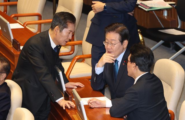 지난 2024년 12월 10일 당시 이재명 더불어민주당 대표와 정청래 법사위원장, 김민석 최고위원이 서울 여의도 국회에서 열린 제418회국회(정기회) 제18차 본회의에서 대화하고 있다. [사진제공=뉴시스]