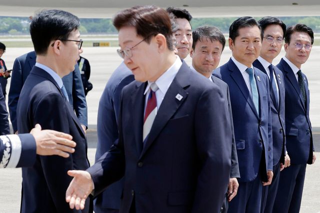지난 6월 18일 당시 김민석(오른쪽부터) 국무총리, 김민재 행정안전부 차관, 정청래 더불어민주당 대표, 한병도 더불어민주당 원내대표, 강훈식 비서실장이 경기 성남 서울공항에서 G7 정상회의 등 유럽 순방을 마치고 귀국한 이재명 대통령을 맞이하고 있다. [사진제공=뉴시스]