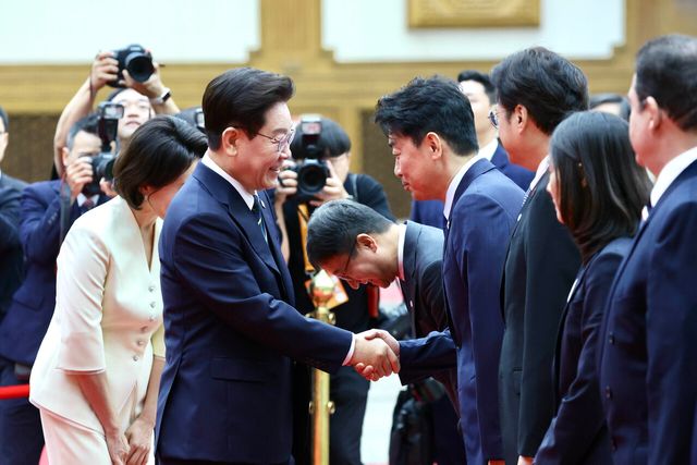 북대서양조약기구(NATO) 정상회의 참석 및 몽골을 국빈 방문하는 이재명 대통령이 7일 경기 성남 서울공항에서 출국하며 강훈식 비서실장과 악수하고 있다. [사진제공=뉴시스]