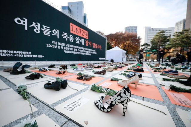 2024년 11월 서울 종로구 보신각 앞에서 한국여성의전화가 여성 살해를 규탄하는 192켤레의 멈춘 신발 퍼포먼스를 진행하고 있다. [사진제공=뉴시스]