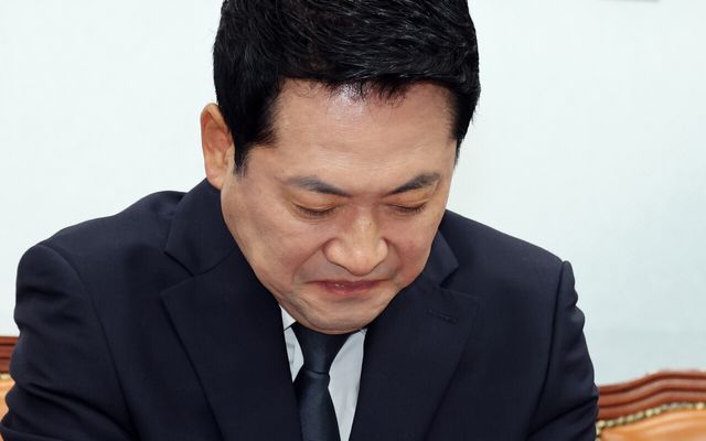 장동혁 국민의힘 대표가 지난 6일 여의도 국회에서 열린 최고위원회의에서 생각에 잠겨 있는 모습. [사진제공=뉴시스]&nbsp;<br>