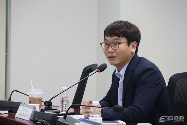 민주연구원 임규빈 연구위원이 '고용동향·거시경제지표로 살펴본 청년고용상황과 산업·경제정책의 방향'을 주제로 발언하고 있다. ⓒ투데이신문