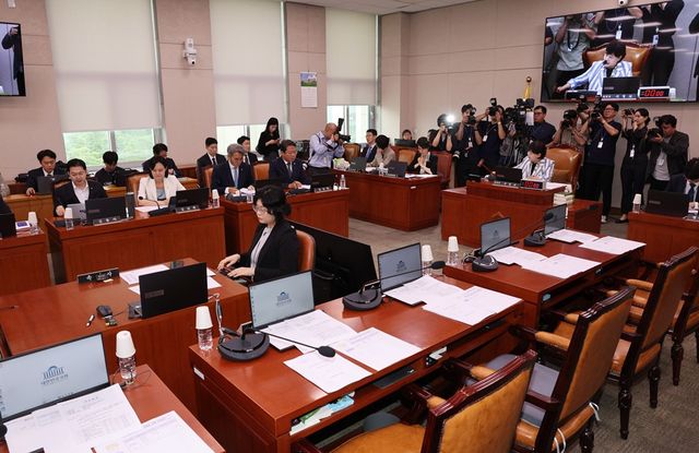 서영교 법사위원장이 지난 8일 서울 여의도 국회에서 열린 법제사법위원회 전체회의에서 의사봉을 두드리고 있는 모습. [사진제공=뉴시스]&nbsp;<br>