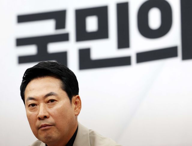 장동혁 국민의힘 대표가 9일 서울 여의도 국회에서 열린 최고위원회의에서 정점식 원내대표의 발언을 듣고 있는 모습. [사진제공=뉴시스]<br>