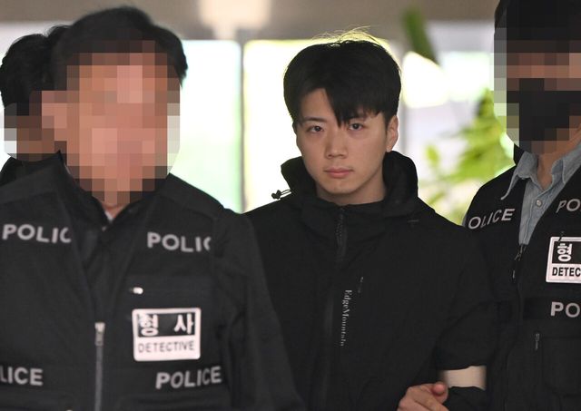 여고생을 살해한 혐의 등을 받는 장윤기(23)가 지난 5월 14일 오전 광주 서부경찰서에서 검찰 송치를 위해 형사과를 빠져나와 호송차로 이동하고 있다. [사진제공=뉴시스]&nbsp;<br>