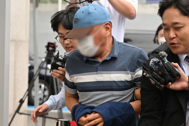 ‘장윤기 사건’과 관련해 증거인멸 혐의를 받고 있는 광주 광산경찰서 소속 A경감이 지난 8일 전남광주 동구 광주지법에서 진행된 구속 전 피의자 심문(영장실질심사)에 출석하고 있는 모습. [사진제공=뉴시스]