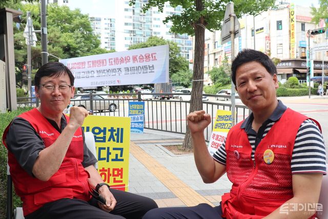 집단해고 반대 서명 등 이번 시위를 담당하고 있는 노동조합 사람들. ⓒ투데이신문