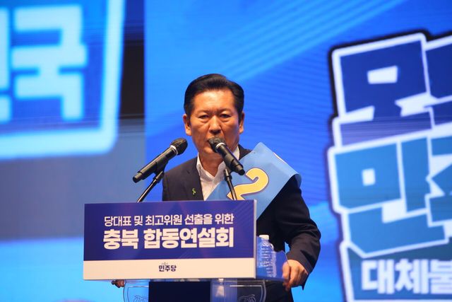 1일 충북 청주시 CJB미디어센터에서 열린 더불어민주당 당대표·최고위원 충북 합동연설회에서 정청래 당대표 후보가 정견 발표를 하고 있다. [사진제공=뉴시스]