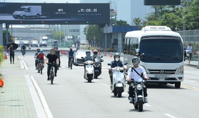 현대자동차 노사의 임금 협상이 난항을 겪으며 생산 차질 우려가 커지고 있다. 지난달 20일 오전 전국금속노조 현대차 노조원들이 부분 파업을 벌이며 울산 공장에서 조기 퇴근하는 모습. [사진=뉴시스]