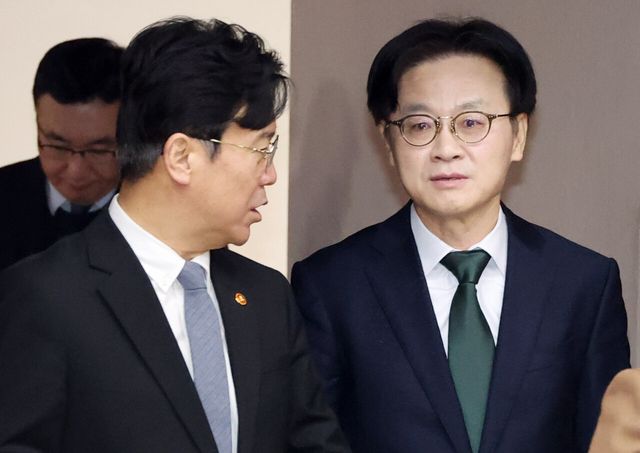 고용노동부 김영훈 장관(왼쪽)과 산업통상부 김정관 장관이 지난 2월 4일 서울 종로구 정부서울청사에서 진행된 경제관계장관회의에 참석해 있다. [사진제공=뉴시스]<br>