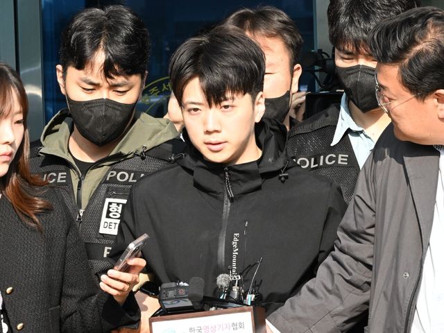 살인 혐의 등을 받는 장윤기(23)씨가 지난 5월 14일 광주 서구 서부경찰서에서 송치되고 있는 모습. [사진제공=뉴시스]