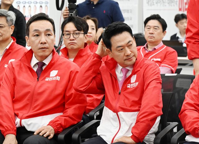 장동혁 국민의힘 대표와 김민수 최고위원이 지난 6월 3일 오후 서울 여의도 중앙당사에서 6·3 지방선거와 재보궐선거 출구조사 결과 방송을 보며 굳은 표정을 짓고 있다. [사진제공=뉴시스]