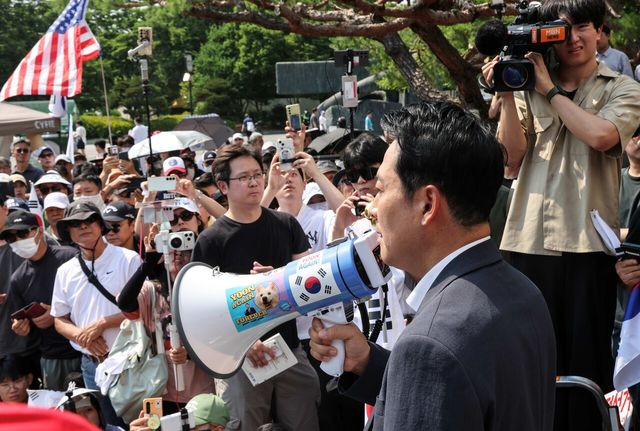 장동혁 국민의힘 대표가 지난 6월 16일 오후 서울 송파구 올림픽공원 핸드볼경기장에서 대한체육회, 방송 라이브 취재진 등의 진입과 관련해 반대 의견을 내비치는 시위 참가자로 인한 상황을 알리고 있다. [사진제공=뉴시스/공동취재단]
