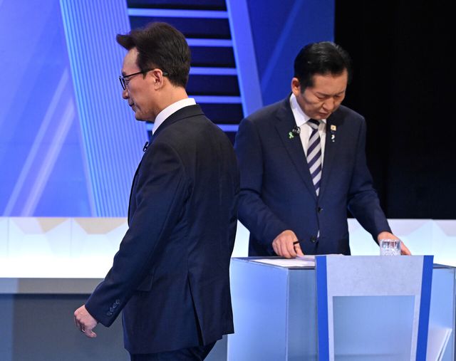 김민석, 정청래 더불어민주당 당대표 후보가 지난 5일 서울 여의도 KBS에서 열린 더불어민주당 당대표 후보자 TV토론회에서 토론 준비를 하기 위해 이동하고 있는 모습. [사진제공=뉴시스]<br>