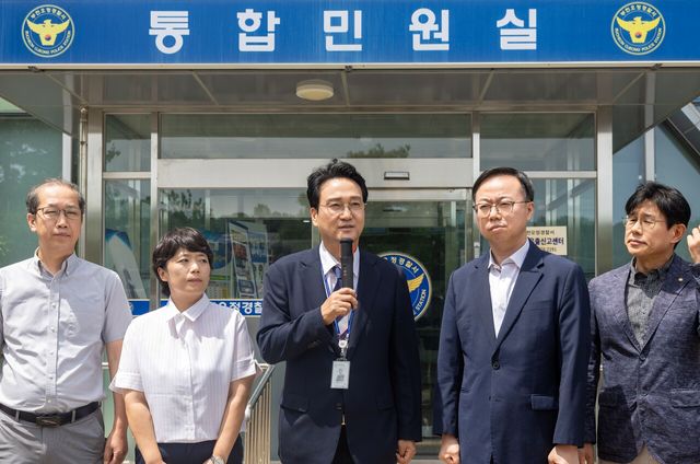 안민석 경기도교육감이 지난 10일 부천오정경찰서에서 교육활동 침해 사안 관련 학부모에 대한 고발장 제출에 앞서 입장을 밝히고 있다. [사진제공=뉴시스]