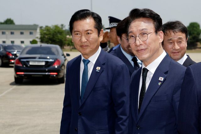 김민석 국무총리와 정청래 더불어민주당 대표가 지난 6월 18일 경기 성남 서울공항에서 G7 정상회의 등 유럽 순방을 마치고 귀국한 이재명 대통령의 차량 출발을 기다리고 있는 모습. [사진제공=뉴시스]<br>