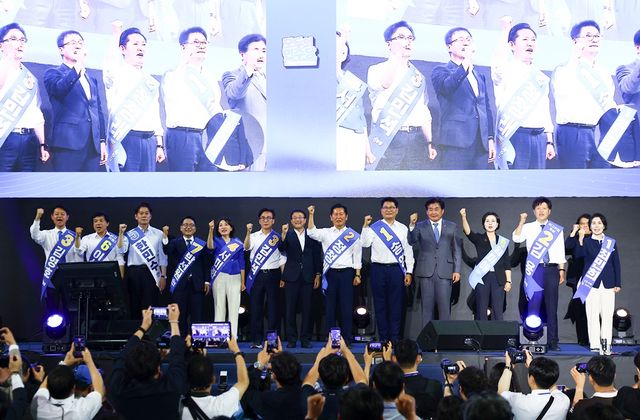 한병도(가운데) 더불어민주당 직무대행 겸 원내대표를 비롯한 당대표 후보자들과 최고위원 후보자들이 지난 8일 오후 인천 남동체육관에서 열린 인천광역시당 정기당원대회 및 당대표·최고위원 선출 순회경선에서 기념촬영을 하고 있다. [사진제공=뉴시스]<br>