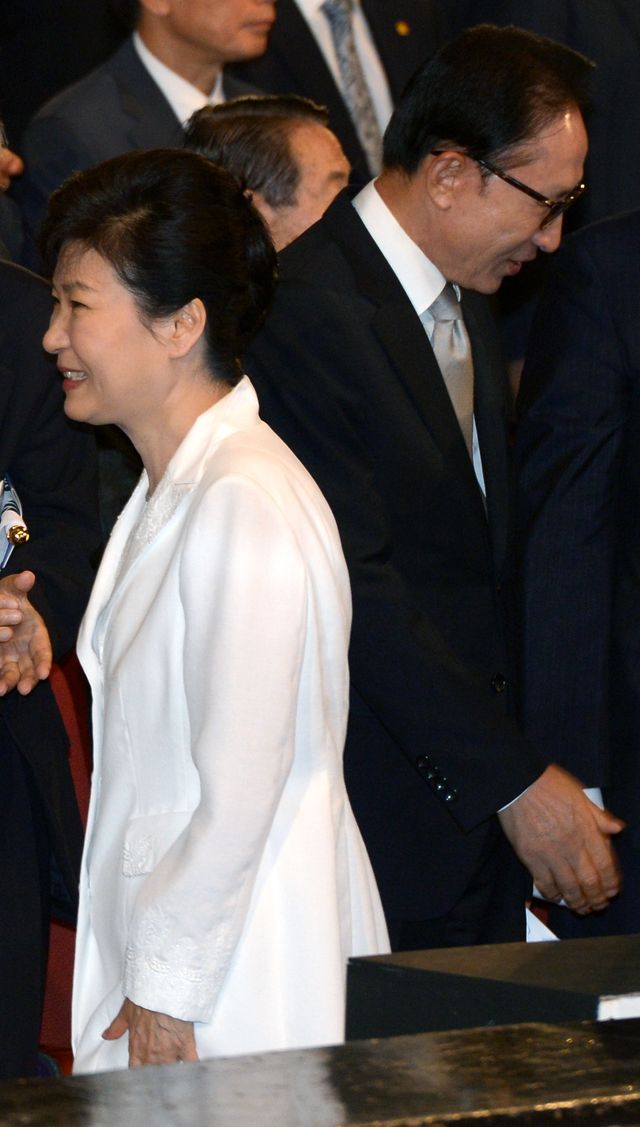 이명박 전 대통령과 박근혜 전 대통령은 2007년 한나라당 대선후보 경선 당시 죽기 살기 식 네거티브 전쟁을 치렀다. 그 후 후유증은 친이계의 친박 공천 학살로 이어졌다. 사진은 지난 2015년 8월 15일 박근혜 대통령과 이명박 전 대통령이서을 광화문 세종문화회관에서 열린 제70주년 광복절 중앙경축식에 참석하고 있는 모습. [사진제공=뉴시스]