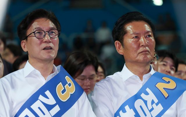 김민석(왼쪽) 더불어민주당 당대표 후보와 정청래 후보가 8일 오후 인천 남동체육관에서 열린 인천광역시당 정기당원대회 및 당대표·최고위원 선출 순회경선에 참석해 있다. [사진제공=뉴시스]