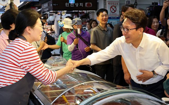 김민석 더불어민주당 당대표 후보가 11일 서울 송파구 가락몰을 방문해 상인들과 인사를 나누고 있다. [사진제공=뉴시스]