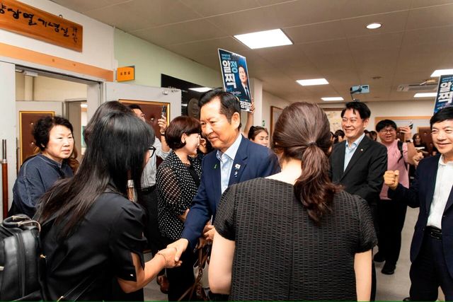 정청래 더불어민주당 당대표 후보가 11일 전남광주 광주교육대학교에서 열린 전남광주어린이집연합회 초청강연에서 참석자들과 인사를 나누고 있다. [사진=정청래 후보 제공]