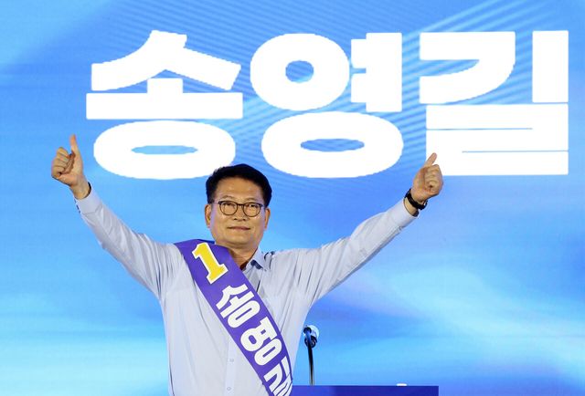 송영길 더불어민주당 당대표 후보 16일 경기 고양시 일산서구 킨텍스 제2전시장에서 열린 민주당 당대표·최고위원 후보자 서울 합동연설회에서 정견발표를 하기 전 인사하고 있다. [사진제공=뉴시스]