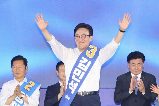 김민석 더불어민주당 당대표 후보가 16일 경기 고양시 일산서구 킨텍스 제2전시장에서 열린 민주당 당대표·최고위원 후보자 서울 합동연설회에서 인사하고 있다. [사진제공=뉴시스]