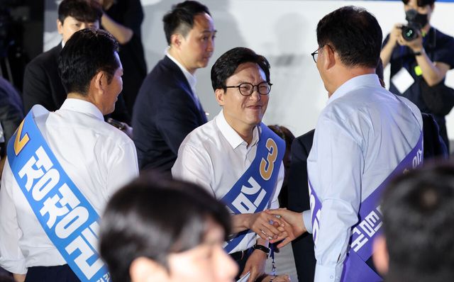 김민석 더불어민주당 당대표 후보가 16일 경기 고양시 일산서구 킨텍스 제2전시장에서 열린 민주당 당대표·최고위원 후보자 서울 합동연설회에서 정견발표를 마치고 정청래, 송영길 후보와 악수하고 있다. [사진제공=뉴시스]